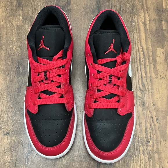 Air Jordan 1 low Gum red/black 4Y=W5.5! Preowned great condition w/o box! - Picture 3 of 12